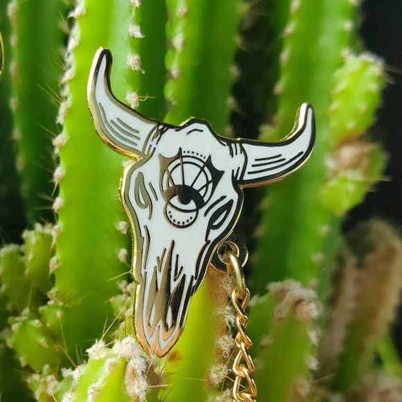 Cow skull chained collar enamel pin - Picture 2 of 5
